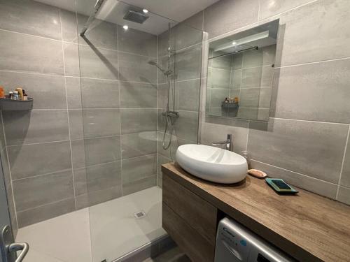 une salle de bain avec un lavabo et une douche dans l'établissement Carré d'or Res Edelweiss 4 Pers avec parking, à Le Touquet-Paris-Plage