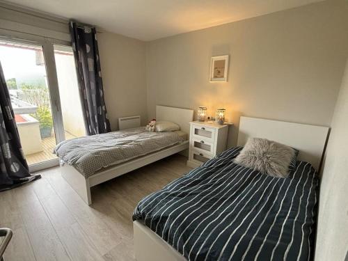 une chambre avec deux lits et une fenêtre dans l'établissement Carré d'or Res Edelweiss 4 Pers avec parking, à Le Touquet-Paris-Plage