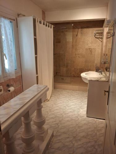 Ένα μπάνιο στο Villa Regain Chambres et table d'hôtes