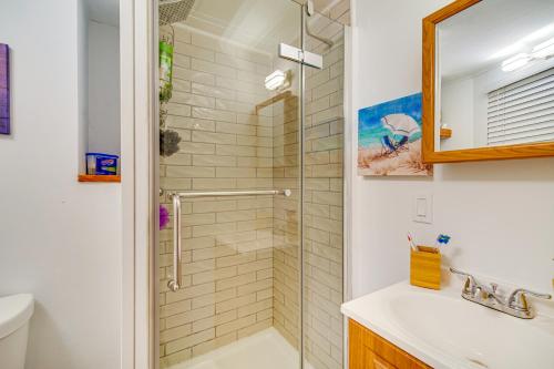 Koupelna v ubytování Island Cottage in Jensen Beach with Pool Access!