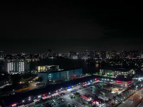 a city lit up at night with a city at Lujoso apartamento en playa de Sunny Isles Beach in Sunny Isles Beach