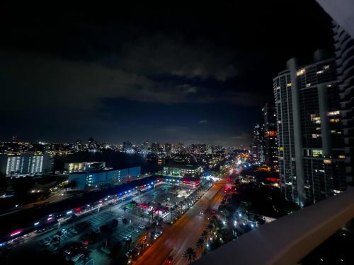 a city lit up at night with traffic at Lujoso apartamento en playa de Sunny Isles Beach in Sunny Isles Beach
