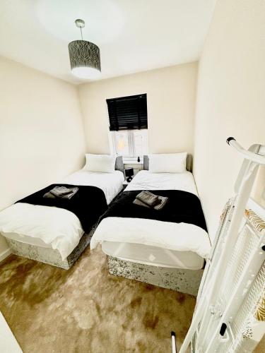 Katil atau katil-katil dalam bilik di Prime Location In Reading Centre With Parking