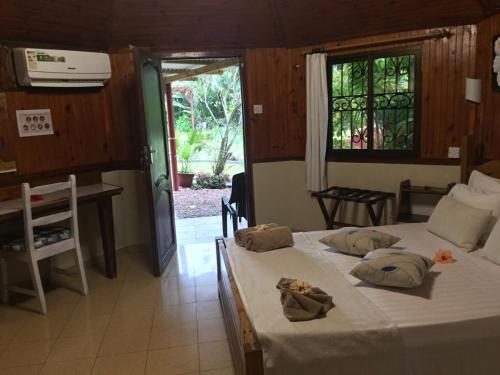 Voodi või voodid majutusasutuse Amitie Chalets Praslin toas