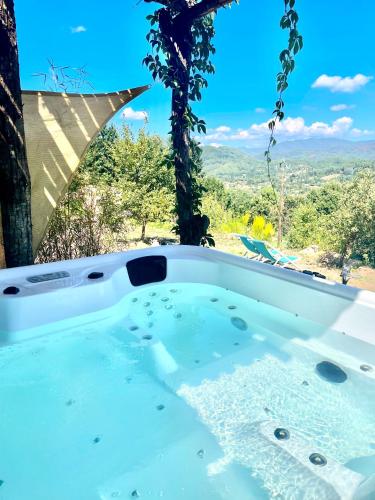 une baignoire jacuzzi avec vue dans l'établissement La cabane du Mas gnolia, à Saint-Jean-du-Gard