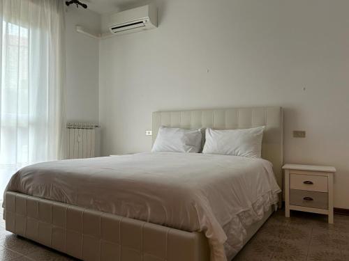a bedroom with a large bed and a window at Ranco Lake Sunshine Apartment in Ranco