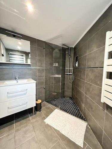 une salle de bain avec un lavabo et une douche dans l'établissement Studio tout équipé avec parking, à La Rochelle