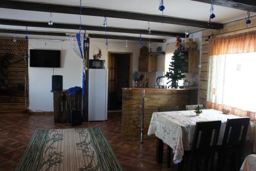 ベロクリハにあるGuest House Kovchegのリビングルーム(テーブル付)、キッチン