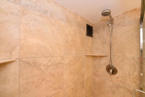 una ducha con cabezal de ducha en un baño en Mahana 813, en Kahana