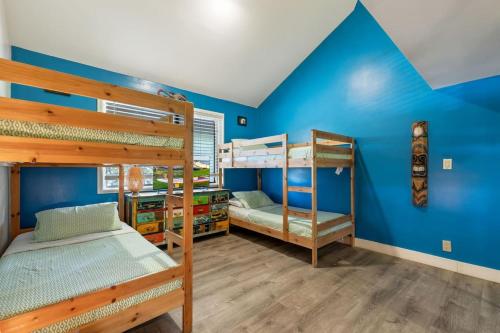 Una cama o camas en una habitación de Steps to the Beach 3 Bedroom