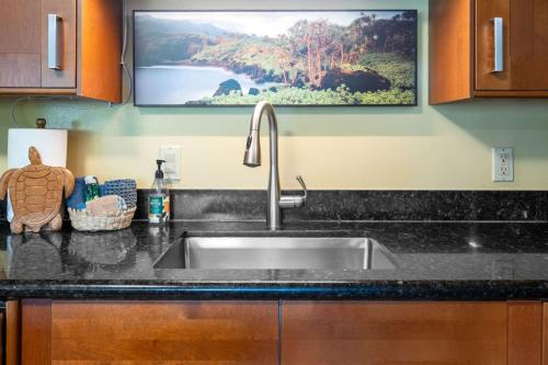 Una cocina o cocineta en Steps to the Beach 3 Bedroom