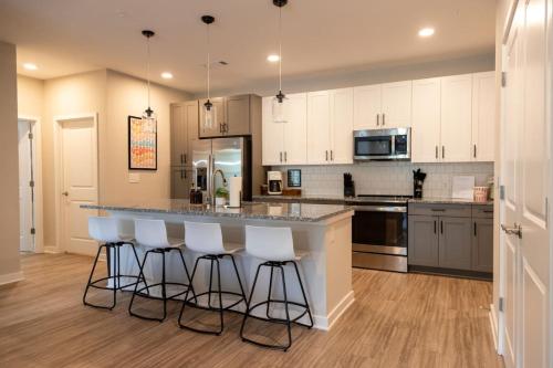 Køkken eller tekøkken på Brand New 3BR 2 BH The Meadow