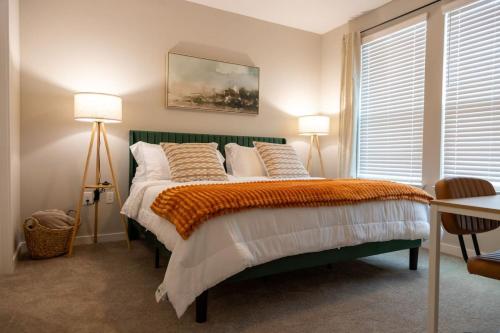 En eller flere senge i et værelse på Brand New 3BR 2 BH The Meadow