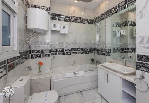 Un baño de Arabella Residence