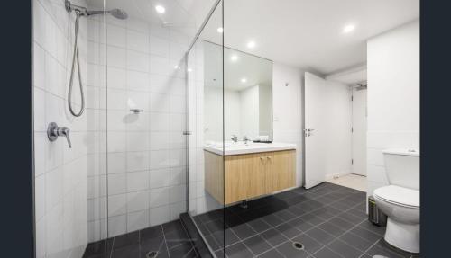 Un baño con ducha, lavabo e inodoro. en Happy BNB deluxe suit in adelaide CBD, en Adelaida