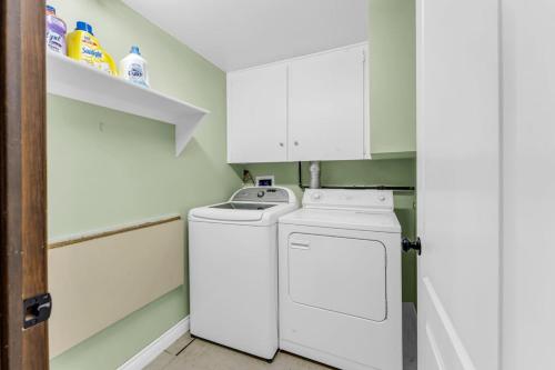 a small laundry room with a washer and dryer at Cozy Home by Niagara Falls in Thorold