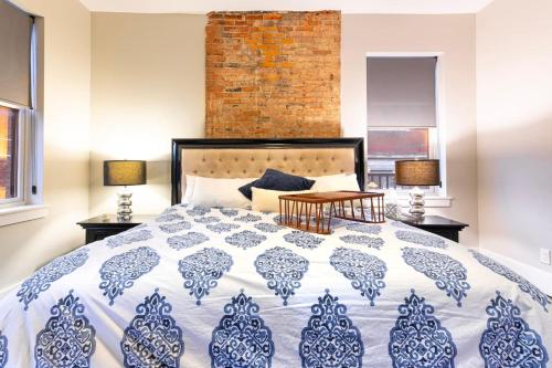 Ένα ή περισσότερα κρεβάτια σε δωμάτιο στο Lux Townhome - Washington Park - Walk to ALL