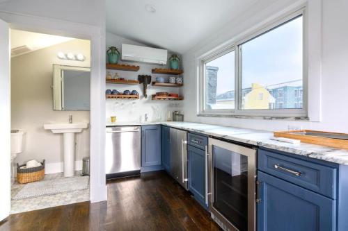 Η κουζίνα ή μικρή κουζίνα στο Lux Townhome - Washington Park - Walk to ALL
