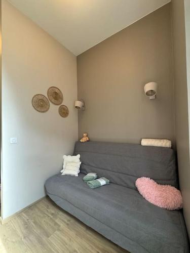 - un salon avec un canapé gris dans l'établissement Studio neuf proche gare de Grenoble, à Grenoble