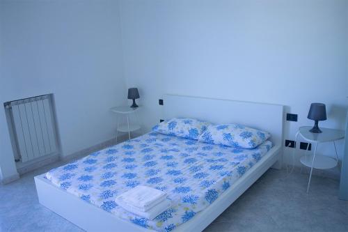a blue room with a bed with blue sheets and pillows at Alloggio fronte mare e vista castello in Termoli