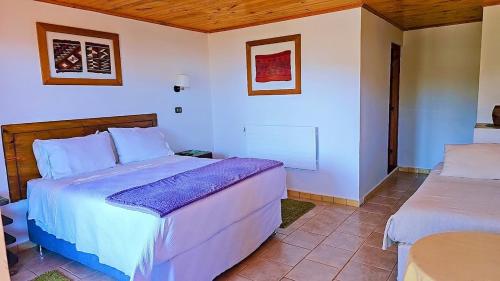 a bedroom with a bed in a room with at Hosteria Iloca in Iloca