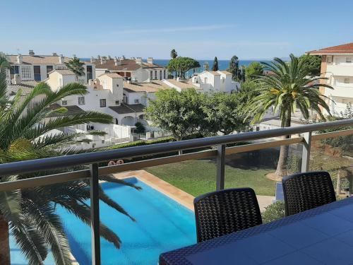 50 m de la plage! Proche du centre ville! Piscine! Vue sur mer et montagnes! Wifi! 2 vélos à disposition!