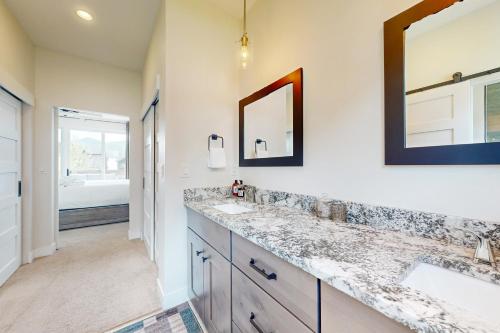 Un baño con dos lavabos y un espejo. en Flat Tops 2510, en Steamboat Springs