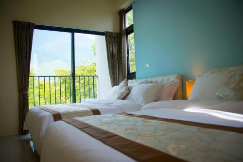 順安村的住宿－海悅灣渡假休閒會館，配有窗户的酒店客房内的两张床