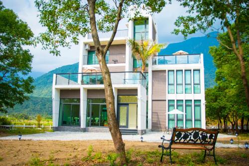 a building with a bench in front of it at Hai Yue Wan Resort Club in Shunan