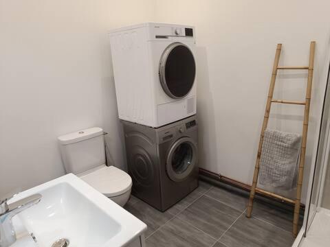 une salle de bain avec machine à laver et toilettes dans l'établissement Appart sci phlb, à Saint-Rémy-lès-Chevreuse