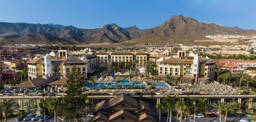 una vista aerea di un resort con montagne sullo sfondo di GF GRAN COSTA ADEJE***** ad Adeje