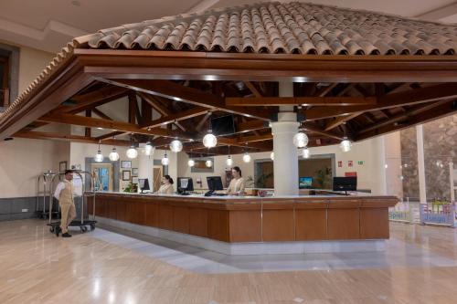 una hall di un ospedale con una sala d'attesa di GF GRAN COSTA ADEJE***** ad Adeje