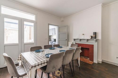une salle à manger avec une table et des chaises dans l'établissement Maison de ville avec cour Place Luton, à Reims