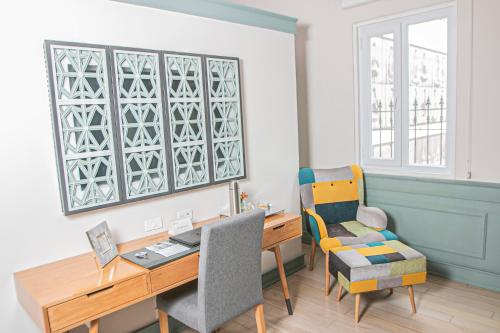an office with a desk and a chair at Illa Experience Hotel in Quito