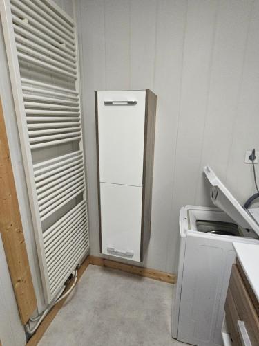 d'une petite cuisine avec un réfrigérateur blanc dans le coin. dans l'établissement Morteau, à Morteau