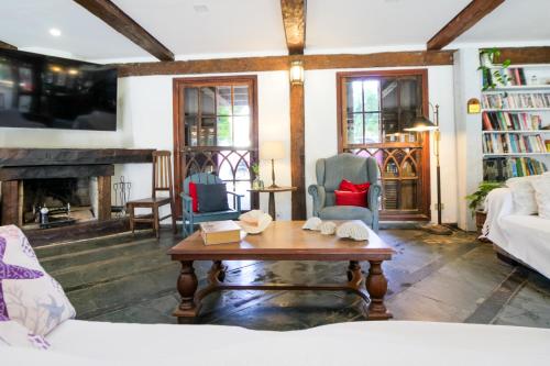 a living room with a coffee table and a fireplace at VELINN Caravela Pousada Ilhabela in Ilhabela