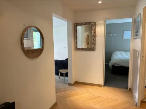 une chambre avec un miroir et une chambre avec un lit dans l'établissement Carré D'OR Dahlia 7 Pers avec Parking, à Le Touquet-Paris-Plage
