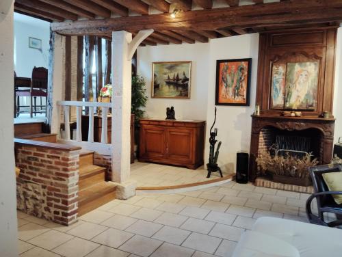 - un salon avec une cheminée et un escalier dans l'établissement Honfleur-Terrasse, à Honfleur