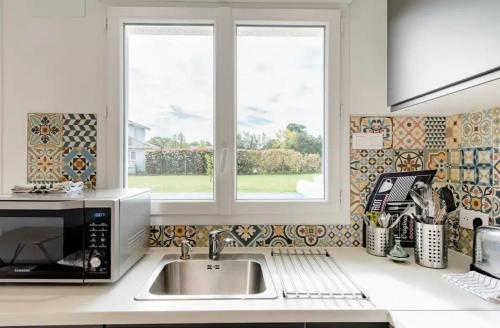 a kitchen with a sink and a window at Appartement en pleine nature à 10 minutes de Dax in Siest