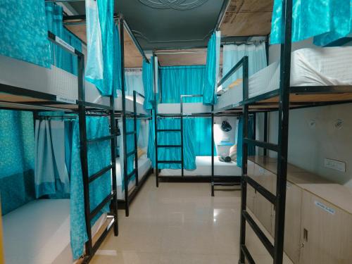 a group of bunk beds in a room at Hoztel Jollygrrant Doon in Rāni Pokhri