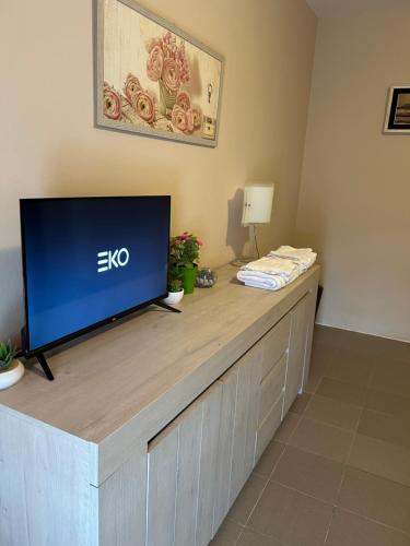 a desk with a tv on top of it at Nuovo Agriturismo Villa Enrichetta in Bettola