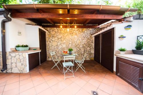 a patio with a table and chairs under a wooden pergola at Vicolo 35 in Rome