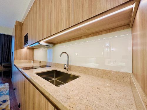 una cocina con fregadero y encimera en The Hotel at Tower Acqua 1, en Manila