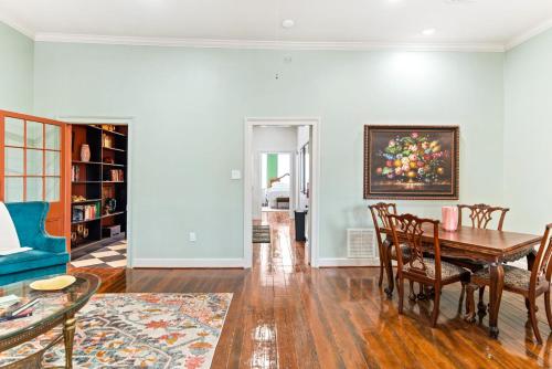 a living room with a dining room table and chairs at 610 Franklin - Upstairs - 1 Bed, 1 Bath, Sleeps 4, Walk to Downtown in Natchez