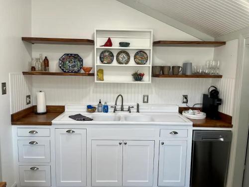 Köök või kööginurk majutusasutuses Creole Cottage - 2 Bed, 1 Bath, Pet Friendly with Fee, Walk to Downtown, Grill, Washer & Dryer