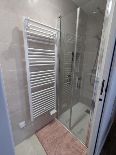 une douche avec une porte vitrée dans une salle de bain dans l'établissement La casa Bosch, à Sombernon