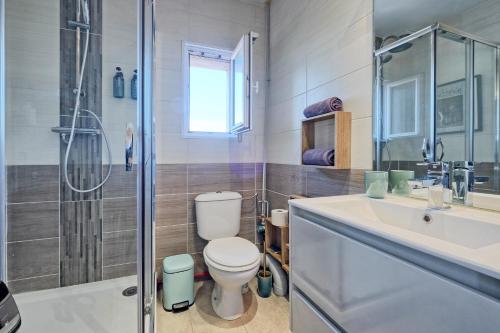 a bathroom with a toilet and a sink and a shower at T2 Art Déco proche Disney-Paris-Parking in Esbly