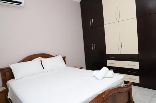 Una cama o camas en una habitación de Vila Besim