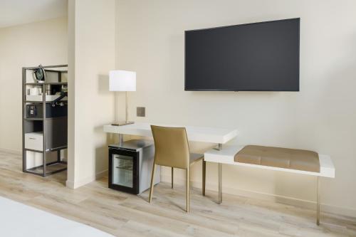 Телевизор и/или развлекательный центр в AC Hotel by Marriott Naples 5th Avenue