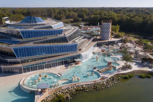 - une vue sur la piscine d'un bateau de croisière dans l'établissement T2 Art Déco proche Disney-Paris-Parking, à Esbly